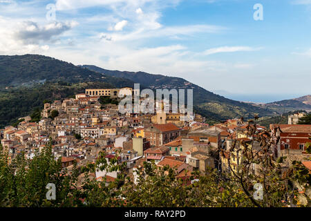 Blick auf San Piero Patti, einem schönen Dorf im Nebrodi Park in Sizilien in der Provinz Messina, Italien Stockfoto