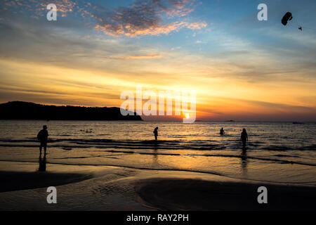 Sonnenuntergang in Pantai Tengah, Langkawi, Malaysia. Stockfoto