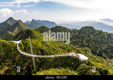 Langkawi Sky Bridge von der Seilbahn Sicht gesehen. Insel Langkawi, Malaysia Stockfoto