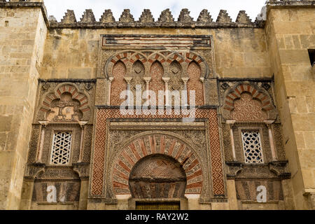 Schöne Dekorationen an den Außenwänden der Mezquita, einem ehemaligen maurischen Moschee, die jetzt die Kathedrale von Cordoba, Andalusien, Spanien. Die Mezquita ist ein Stockfoto