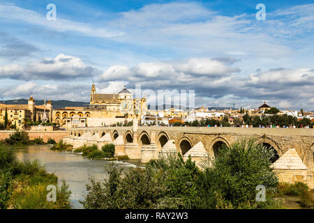 Blick auf die Mezquita Catedral de Cordoba, über die römische Brücke über den Guadalquivir Fluss. Einem ehemaligen maurischen Moschee, die jetzt die Kathedrale von Cordoba, Me Stockfoto