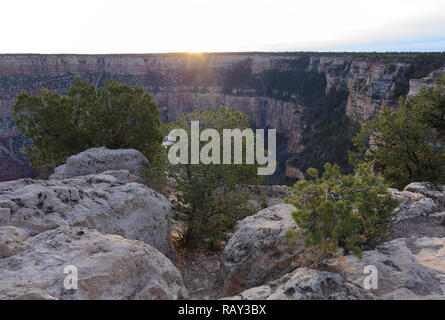 Sonnenuntergang am Südrand des Grand Canyon, Arizona, USA. Stockfoto