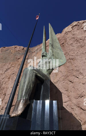 Eine der beiden Statuen namens "geflügelte Figuren der Republik" von Oskar J.W. Hansen am Hoover Dam, Nevada, USA Stockfoto