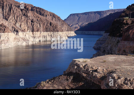 Lake Mead, Nevada, USA, trauriges Zeichen über Übernutzung von Wasser sowie eine allgemeine Dürre (November 2018) Stockfoto