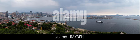 Panoramablick auf den Hafen von Yantai, China, von Yantai Shan, einem Hügel in der Altstadt mit einem Leuchtturm, ein Tempel und das Smoke Signal Terr Stockfoto