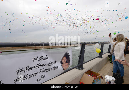 Menschen versammeln sich an der Mündung des Flusses Arun Tribut an die 11 Menschen im Shoreham Flugzeugkatastrophe getötet zu bezahlen. Wo: Littlehampton, Großbritannien Wann: 29 Aug 2015 Quelle: Steve Finn/WANN Stockfoto