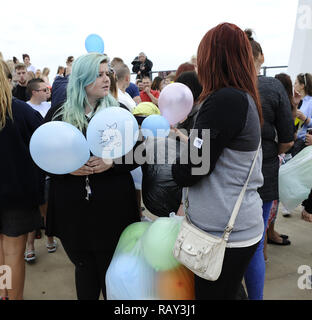 Menschen versammeln sich an der Mündung des Flusses Arun Tribut an die 11 Menschen im Shoreham Flugzeugkatastrophe getötet zu bezahlen. Wo: Littlehampton, Großbritannien Wann: 29 Aug 2015 Quelle: Steve Finn/WANN Stockfoto
