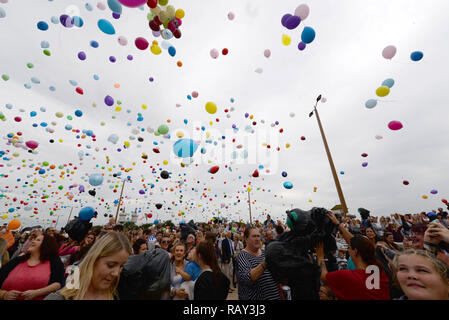 Menschen versammeln sich an der Mündung des Flusses Arun Tribut an die 11 Menschen im Shoreham Flugzeugkatastrophe getötet zu bezahlen. Wo: Littlehampton, Großbritannien Wann: 29 Aug 2015 Quelle: Steve Finn/WANN Stockfoto