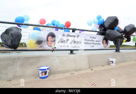 Menschen versammeln sich an der Mündung des Flusses Arun Tribut an die 11 Menschen im Shoreham Flugzeugkatastrophe getötet zu bezahlen. Wo: Littlehampton, Großbritannien Wann: 29 Aug 2015 Quelle: Steve Finn/WANN Stockfoto