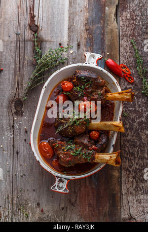 Lammkeule geschmort in Tomatensoße, Ansicht von oben. Stockfoto