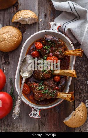 Türkische Küche geschmortes Lamm in Tomatensauce mit Gewürzen und Kräutern. Stockfoto