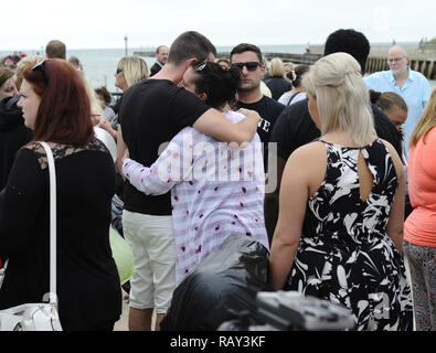 Menschen versammeln sich an der Mündung des Flusses Arun Tribut an die 11 Menschen im Shoreham Flugzeugkatastrophe getötet zu bezahlen. Wo: Littlehampton, Großbritannien Wann: 29 Aug 2015 Quelle: Steve Finn/WANN Stockfoto