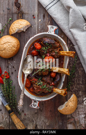 Lammkeule geschmort in Tomatensoße, Ansicht von oben. Stockfoto