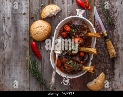 Langsam gekochte Lammkeule mit Tomate und Herden, kopieren. Stockfoto