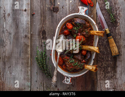 Langsam gekochte Lammkeule mit Tomate und Herden, kopieren. Stockfoto