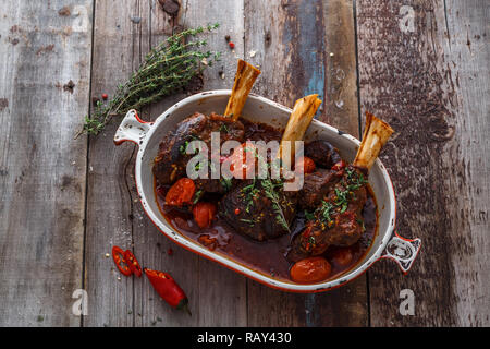 Lammkeule geschmort in Tomatensoße, Ansicht von oben. Stockfoto