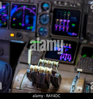 Nahaufnahme von Flight Controls in einem Flugzeugcockpit, Jumbo große Flugzeuge Stockfoto