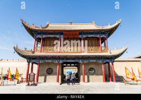 Aug 2017 - Jiayuguan, Gansu, China - Mond über dem Eingangstor von Jiayuguan Fort. Als ersten Pass unter dem Himmel bekannt, war es die Western fort Stockfoto