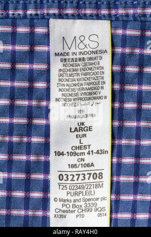 Label in M&S mans Shirt Made in Indonesia - verkauft in Großbritannien, Großbritannien Stockfoto