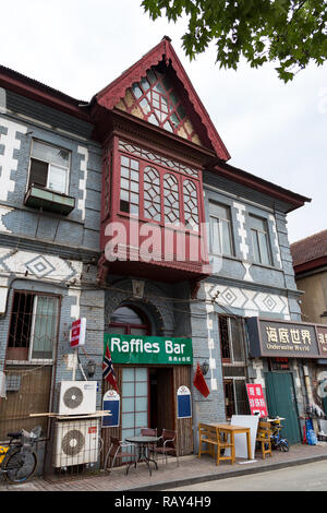 Juni 2015 - Yantai, China - deutsche Stil Gebäude um von Yantai Shan, der Hügel in der Altstadt mit einem Leuchtturm, ein Tempel und das Smoke Signal te Stockfoto