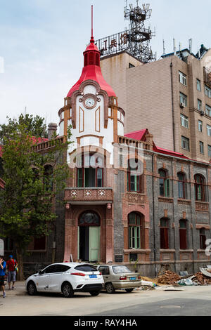 Juni 2015 - Yantai, China - deutsche Stil Gebäude um von Yantai Shan, der Hügel in der Altstadt mit einem Leuchtturm, ein Tempel und das Smoke Signal te Stockfoto