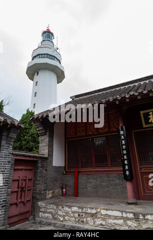 Juni 2015 - Yantai, China - der Leuchtturm in YantaiShan, einem Hügel in der Altstadt mit auch ein Tempel, viele deutsche Stil Gebäude und die berühmten Rauch Stockfoto