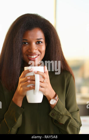 Eine schwarze Frau Student in einem Büro hält Stockfoto