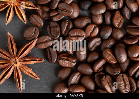 Anis und rosted Kaffeebohnen close-up auf den steinernen Tisch Stockfoto