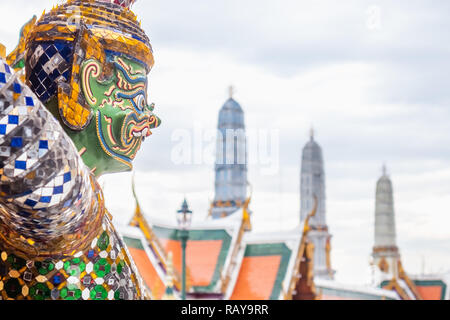 Guardian Statuen an der Basis der goldenen Chedi des Wat Phra Kaew, Grand Palace, Bangkok Stockfoto