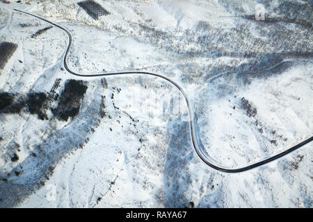 Geschwungene Straße auf die Berge in Hokkaido Stockfoto