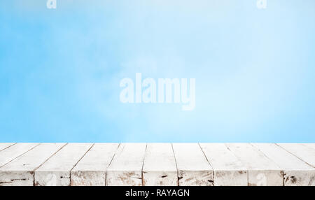 Leer aus Holz Tisch auf blauen Pastelltönen Hintergrund. Für die Montage des Produkts angezeigt oder Design Key Visual Layout Stockfoto