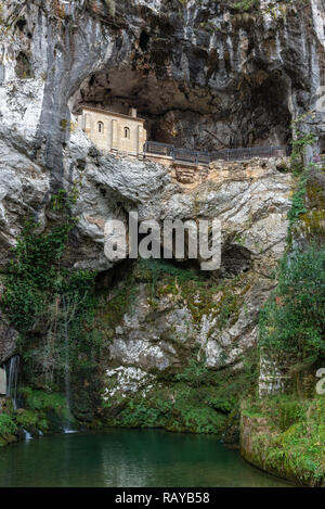 Heilige Höhle von Covadonga in Asturien, Spanien Stockfoto