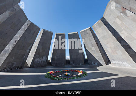 Armenischen Völkermord Denkmal mit ewiger Flamme und Blumen, in Eriwan, Armenien. Stockfoto