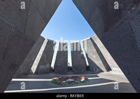 Armenischen Völkermord Denkmal mit ewiger Flamme und Blumen, in Eriwan, Armenien. Stockfoto