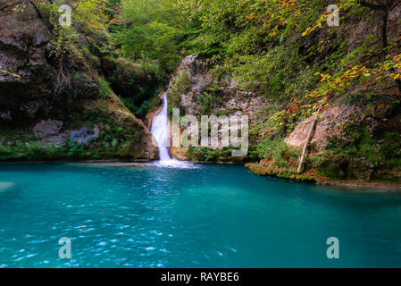 Quelle der Urederra Fluss in Urbasa mountain range, Navarra, Spanien Stockfoto