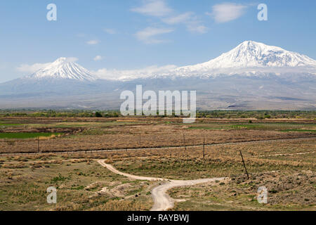 Blick auf die beiden Gipfel des Ararat aus Armenien. Stockfoto