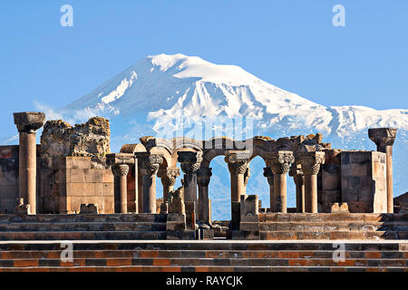 Die Ruinen der Tempel von Zvartnots mit dem Berg Ararat im Hintergrund, Jerewan, Armenien. Stockfoto