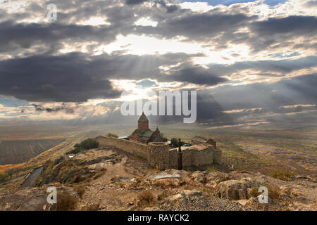 Blick über die armenisch-orthodoxen religiösen Komplex von Khor Virap, mit Licht strahlen in den Himmel, in Armenien. Stockfoto