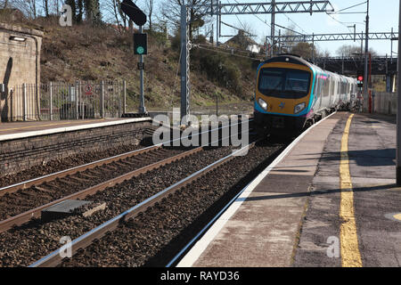 Eine TransPennine Express der Zug nähert sich Plattform 2 Oxenholme Station im Lake District, Cumbria, Nordengland Stockfoto