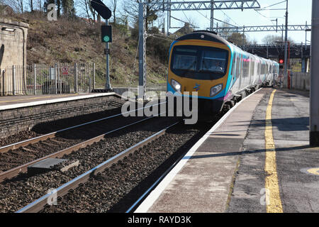 Eine TransPennine Express der Zug nähert sich Plattform 2 Oxenholme Station im Lake District, Cumbria, Nordengland Stockfoto