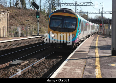 Eine TransPennine Express der Zug nähert sich Plattform 2 Oxenholme Station im Lake District, Cumbria, Nordengland Stockfoto