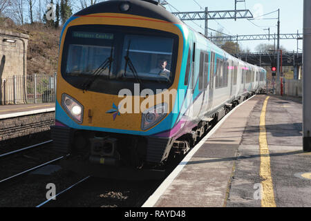 Eine TransPennine Express der Zug nähert sich Plattform 2 Oxenholme Station im Lake District, Cumbria, Nordengland Stockfoto