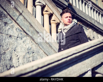 Gut aussehender bärtiger junger Mann outdoor im Winter Mode, mit schwarzen rollkragen pullover und woolen Blazer Jacke in Stadt Einstellung Stockfoto