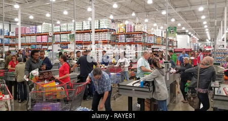 MONTREAL, KANADA - 5. OKTOBER 2018: Menschen mit Karren in Costco. Costco ist ein US-amerikanisches multinationales Unternehmen, das eine Kette von Mitgliedschaft arbeitet Stockfoto