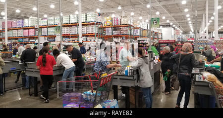 MONTREAL, KANADA - 5. OKTOBER 2018: Menschen mit Karren in Costco. Costco ist ein US-amerikanisches multinationales Unternehmen, das eine Kette von Mitgliedschaft arbeitet Stockfoto