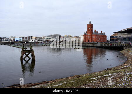 Cardiff Bay Gebäude einschließlich der Pierhead Building, Millennium Center und Senedd, Cardiff Bay, Cardiff, South Glamorgan, Wales Stockfoto