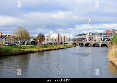 Blick auf den Fluss Taff, Taffs Mead Damm und dem Fürstentum Stadium, Cardiff, South Glamorgan, Wales Stockfoto