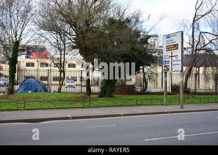 Obdachlose Zelt an der Seite der Straße neben der Gehirne Brauerei, Cardiff, South Glamorgan, Wales Stockfoto