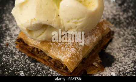 Typische libanesischen Kuchen von Baklava mit Vanilleeis Stockfoto