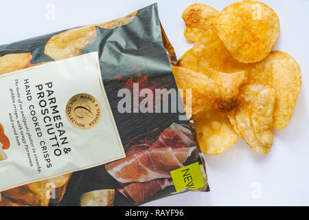 Marks & Spencer Parmesan & Prosciutto Hand gekocht Chips, den Geschmack eines Antipasti Teller in crunchy golden Chips mit würzigen Parmesan und Schinken Stockfoto